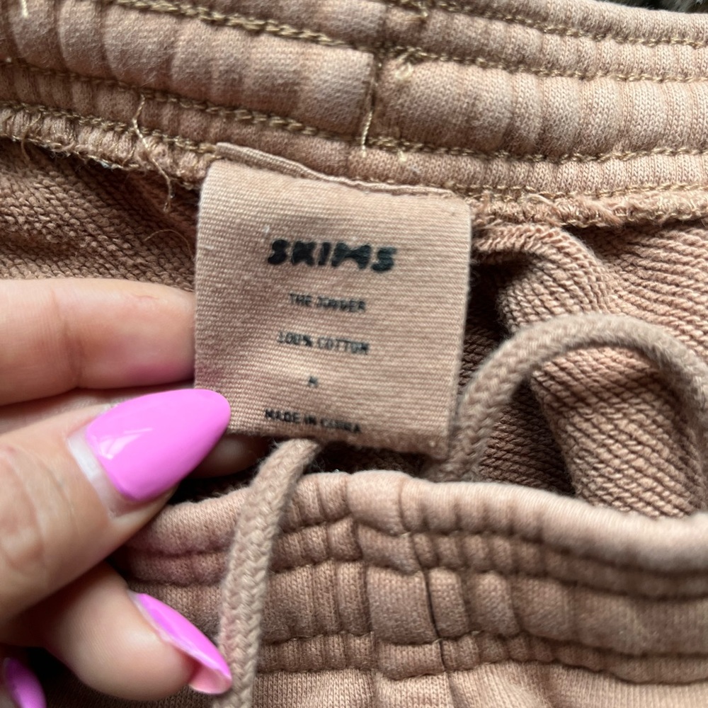 Skims joggers size medium